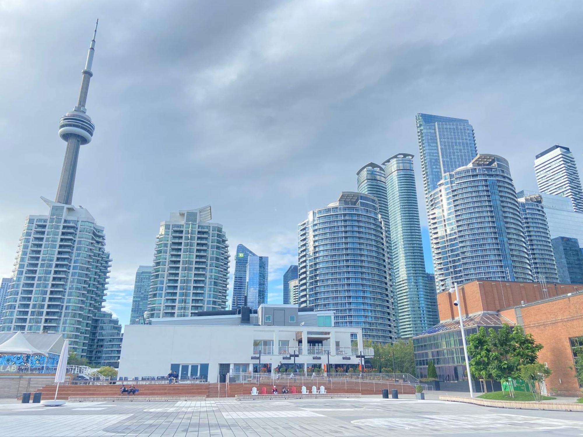 Million Dollar Lake-view - Harbourfront Spacious 2 Bedroom- 2 Bathroom Across The Lake With Stunning Lake View With Free Parking!