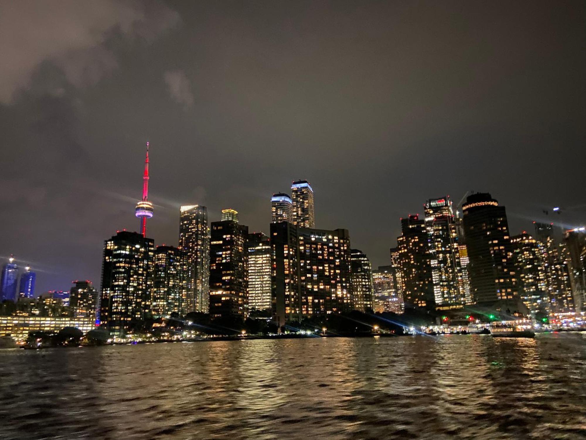 Apartment Million Dollar Lake-view - Harbourfront Spacious 2 Bedroom- 2 Bathroom Across The Lake With Stunning Lake View With Free Parking! *
